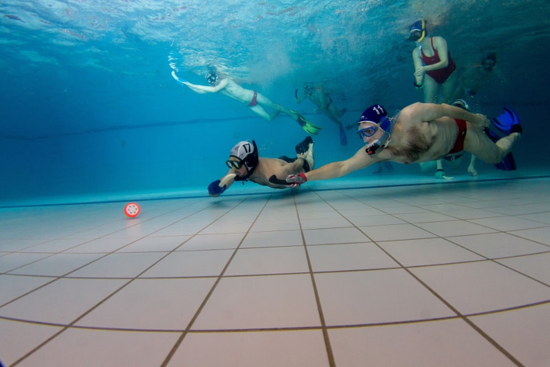 https://tourscanner.com/blog/wp-content/uploads/2017/10/underwater_hockey.jpg