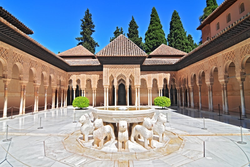 Patio de Los Leones - Sehenswürdigkeiten in Granada