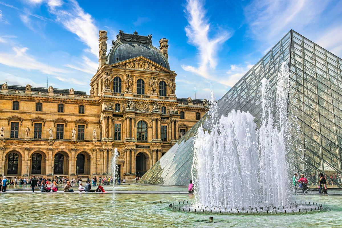 are there any free Louvre Museum tours