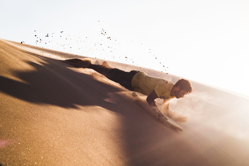 Sandboarding in der Wüste von Doha