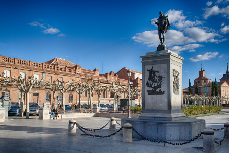 Miguel de Cervantes statue in Alcalá de Henares - Day trips from Madrid Miguel de Cervantes-Statue in Alcalá de Henares - Tagesausflüge von Madrid aus