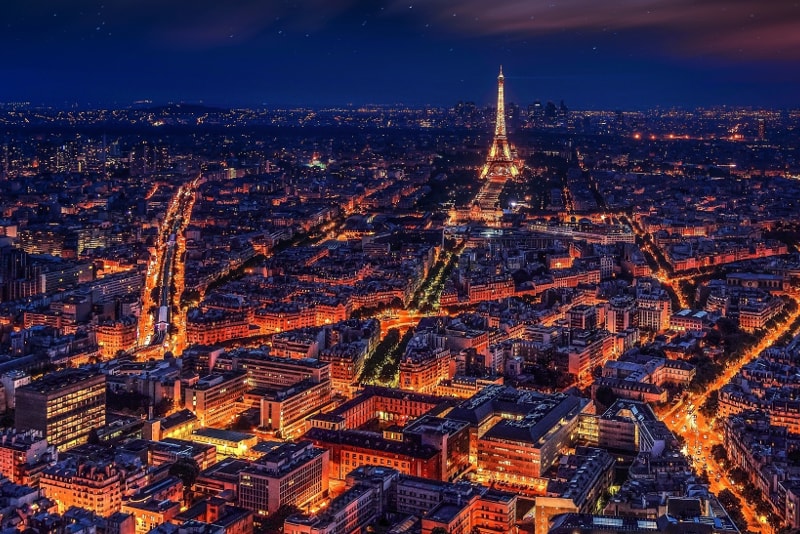 Vue panoramique nocturne de Paris