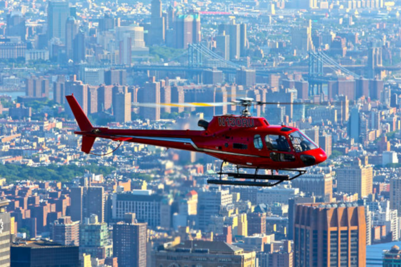 Hubschrauberflug über Brooklyn in New York City