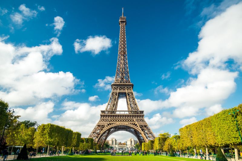 are any Eiffel Tower tours included on the Paris Pass