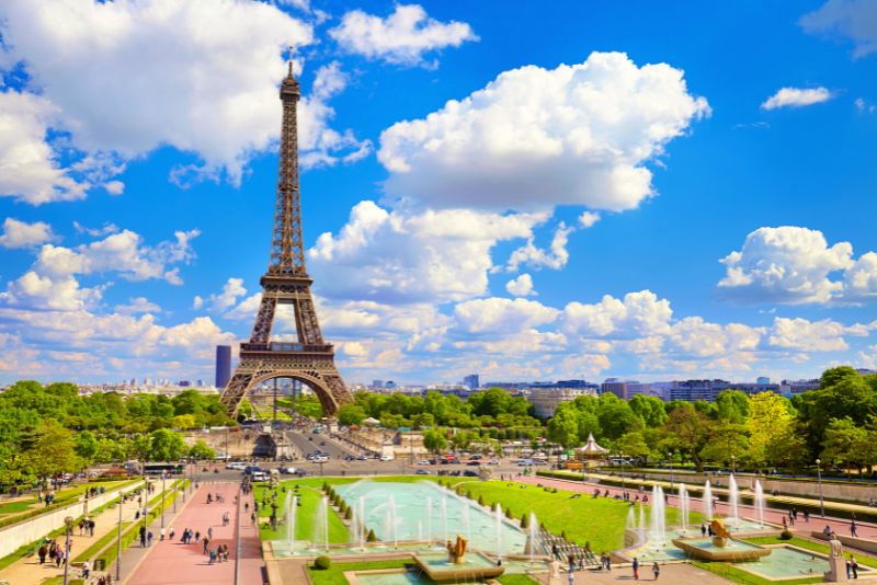 are there any free Eiffel Tower tours
