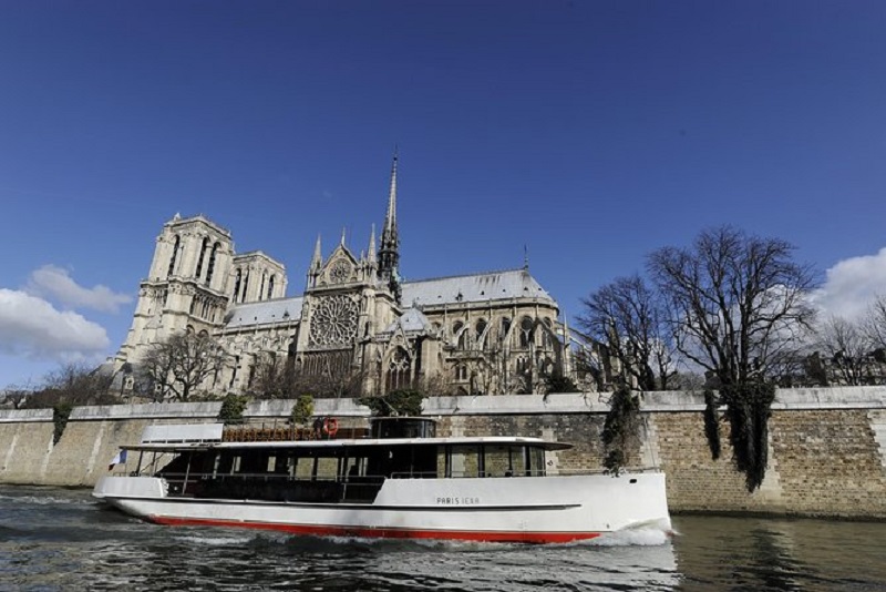 Vedette Du Pont Neuf Seine river cruises