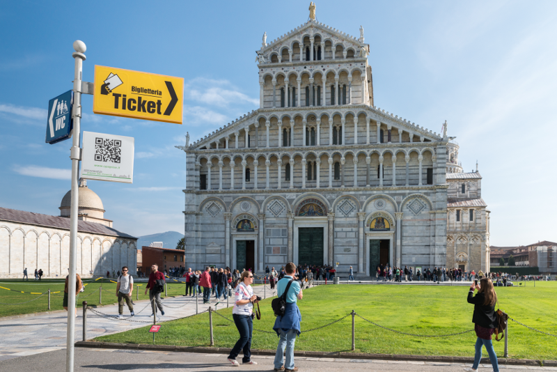 Torre de Pisa ignorar os ingressos de linha