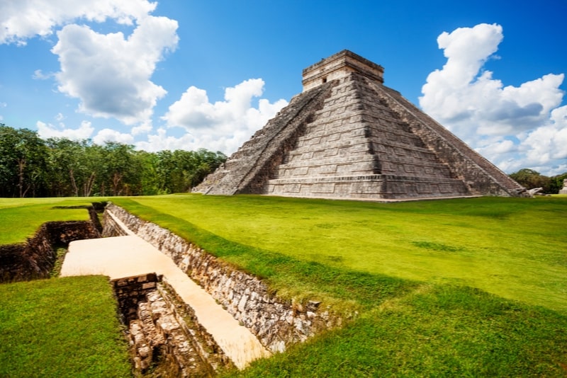 Tour guiado de día completo por el sitio arqueológico maya de Chichén Itzá y natación en cenotes desde Cancún