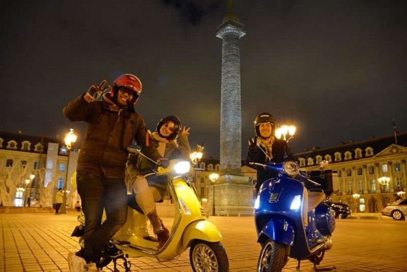 Visite privée de Paris en nocturne en Vespa