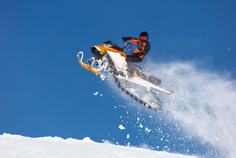 montar en moto de nieve