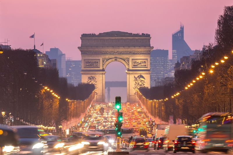 Eiffelturm und Champs Elysees