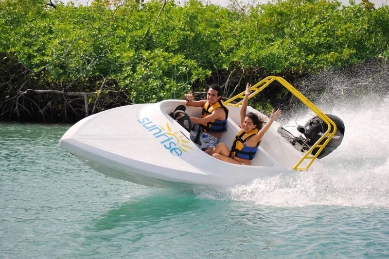 Water sports in Cancun, Yacht in Cancun