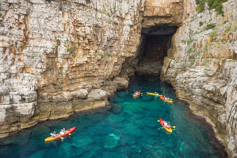 Kayak tour to Betina Cave