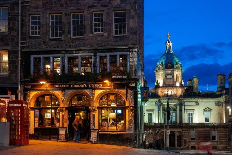pub crawl in Edinburgh