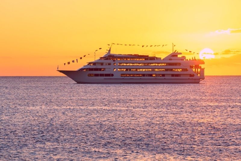 sunset dinner & show Cruise in Oahu