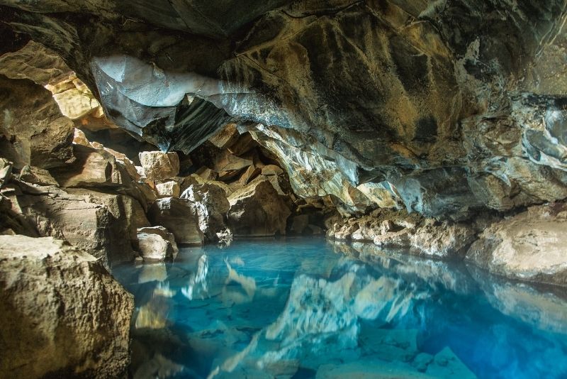 Cueva Grjotagja en Islandia