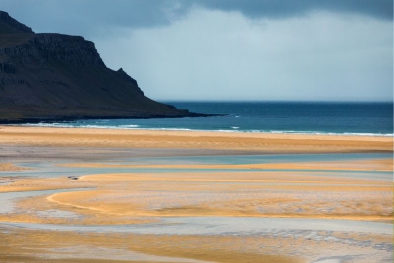 Rosa Strand von Rauðasandur in Island