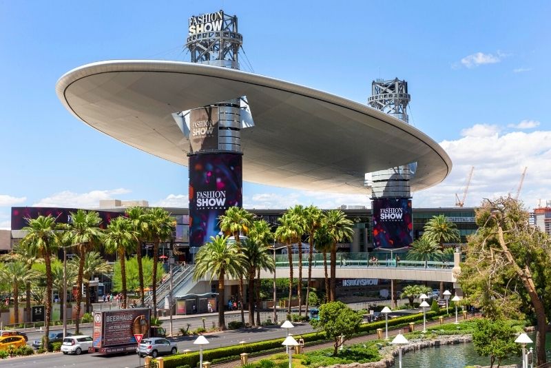 Walking Fashion Show Las Vegas  Shopping Mall on The Las Vegas