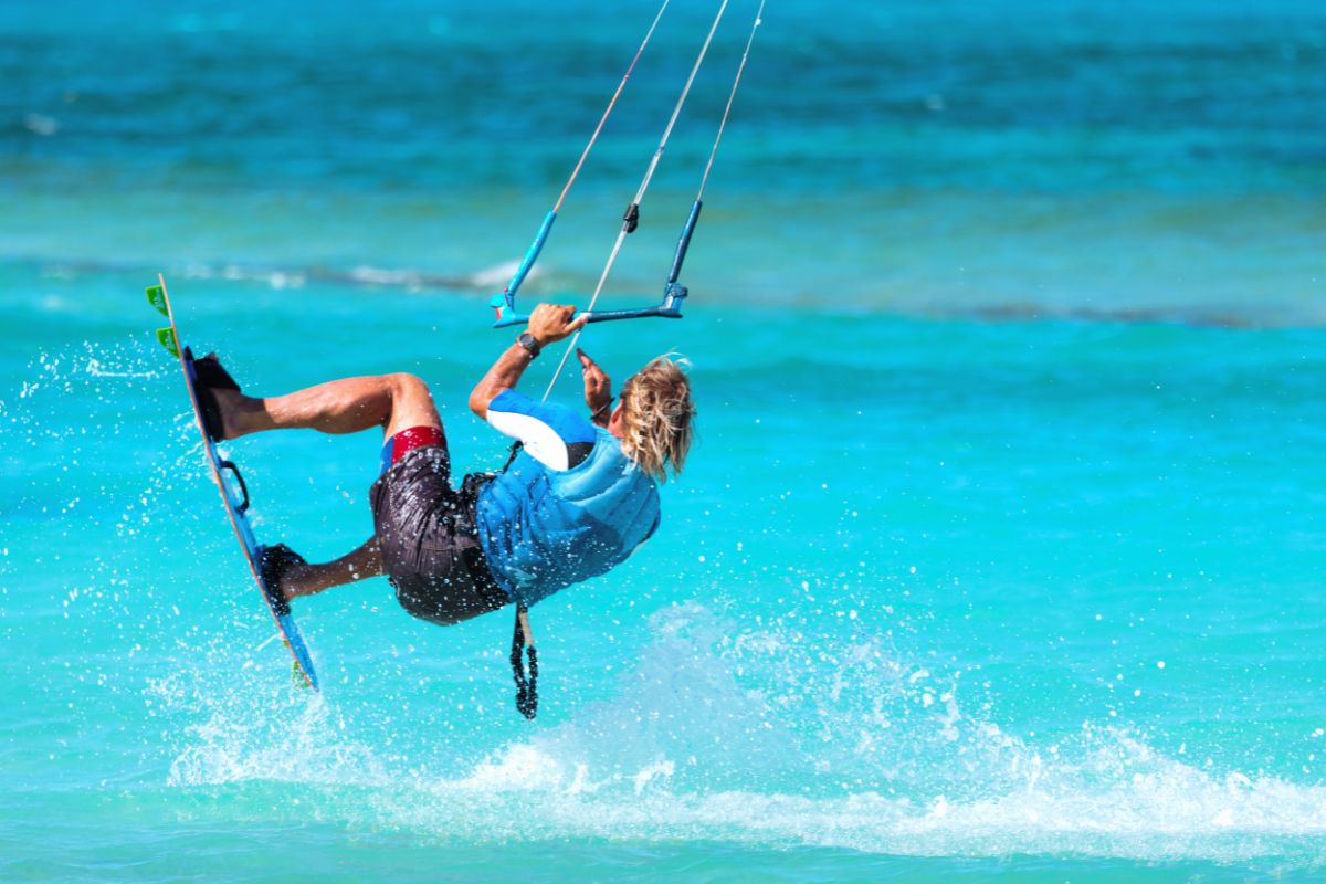 kitesurfing at Plage de la Tonnara