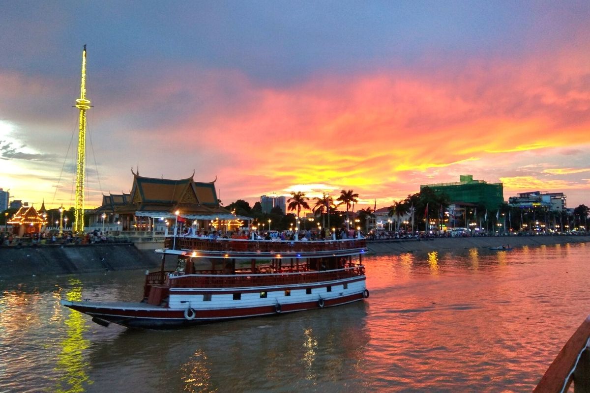 sunset dinner cruise in Phnom Penh