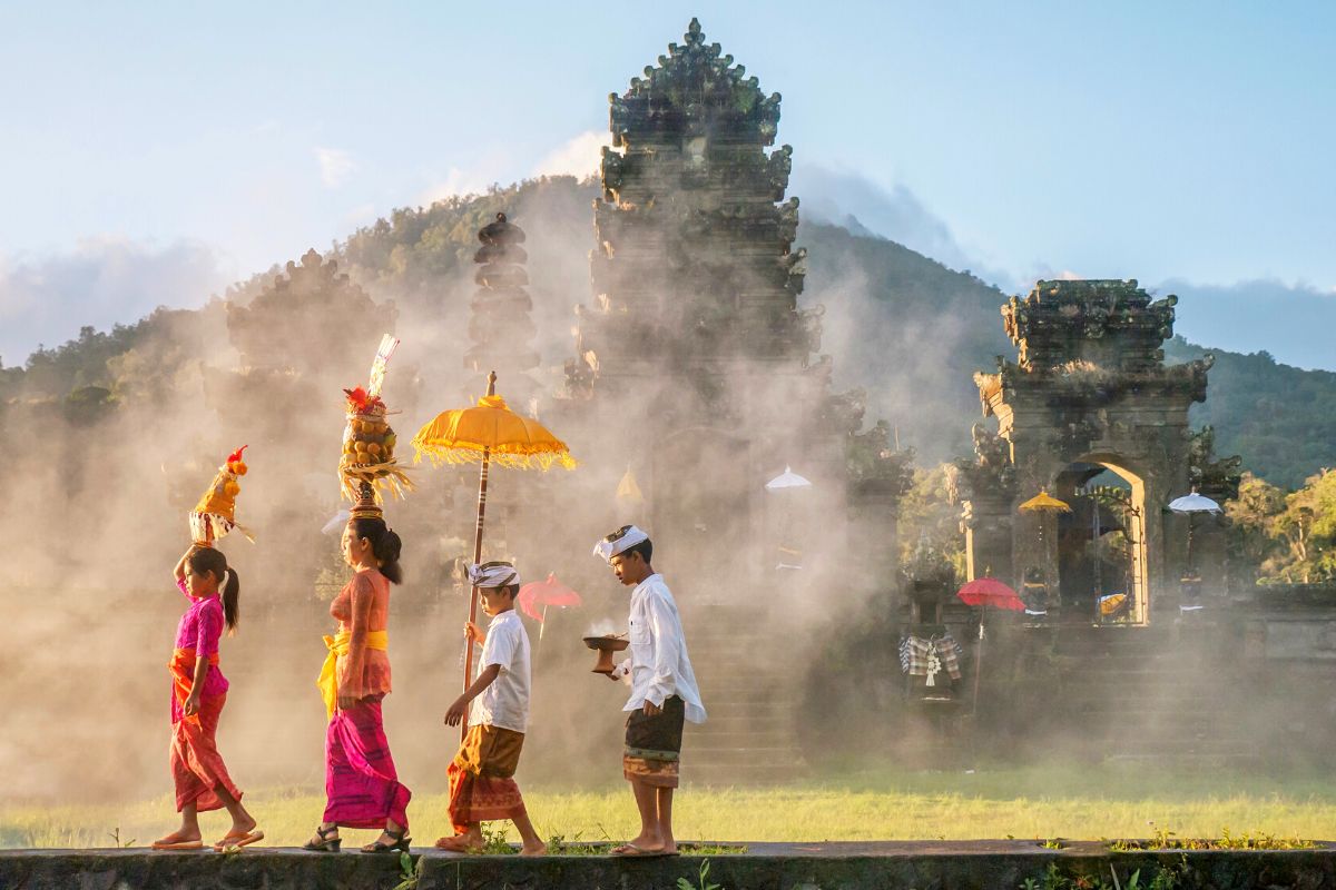 Bella ragazza che fa yoga a bordo piscina al mattino a Bali