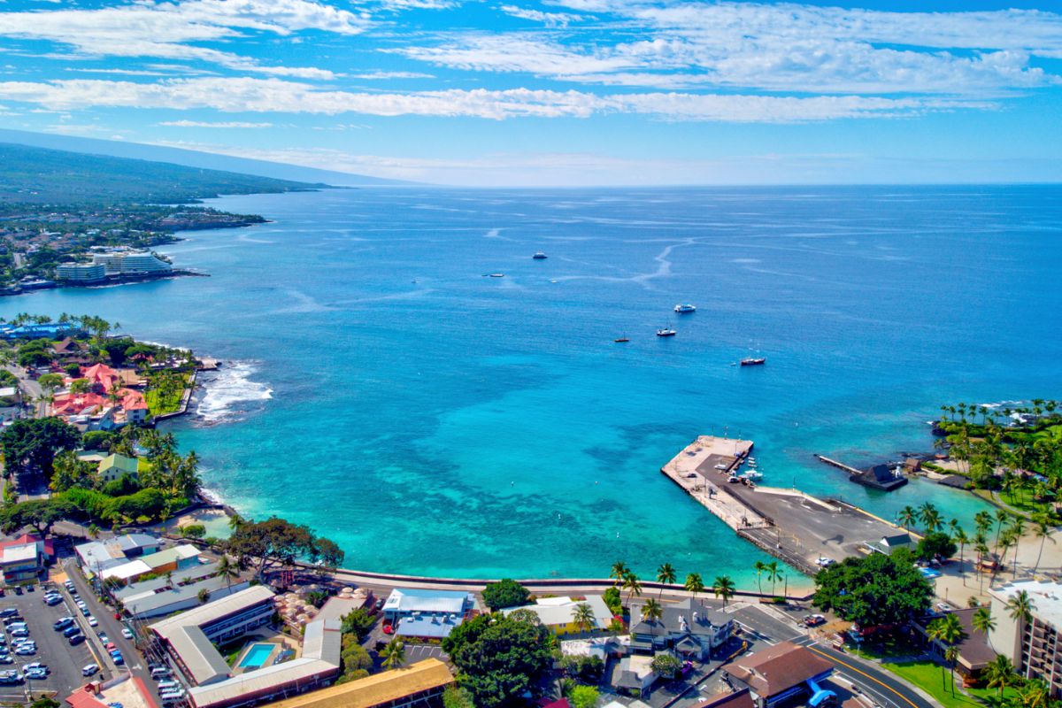 https://tourscanner.com/blog/wp-content/uploads/2022/08/Kailua-Kona-town-Big-Island.jpg