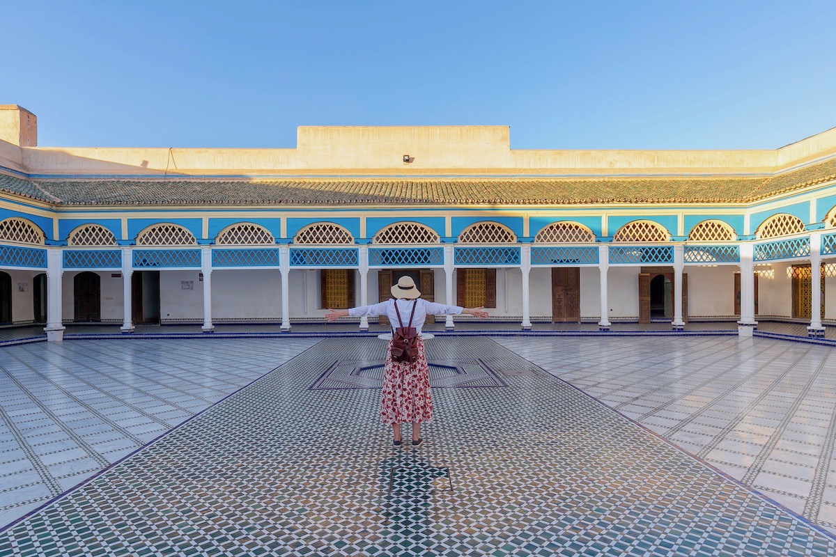 Piatti colorati in ceramica in vendita a Marrakech, Marocco Foto