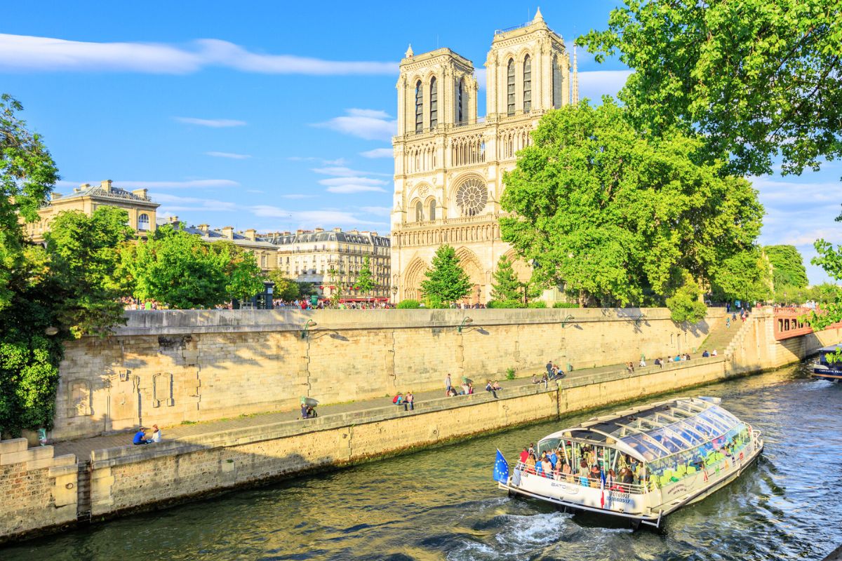 Paris: Batobus Hop-On Hop-Off Sightseeing Cruise