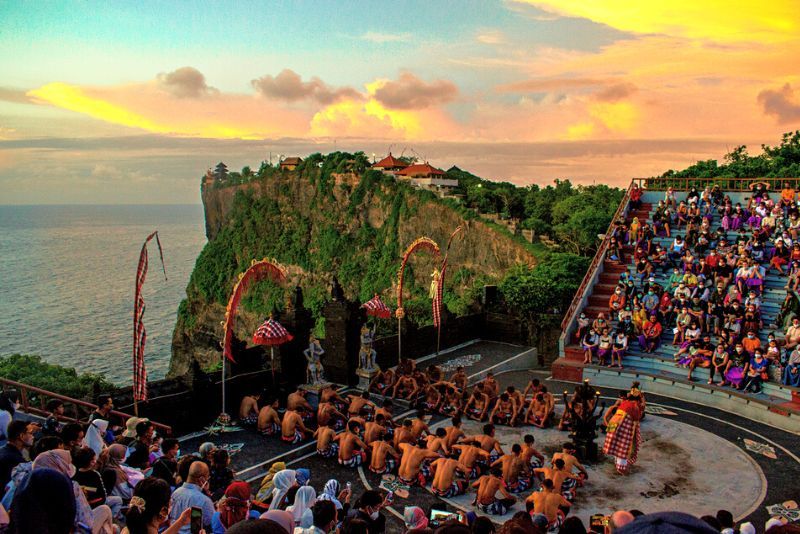 Uluwatu fire dance and dinner tour